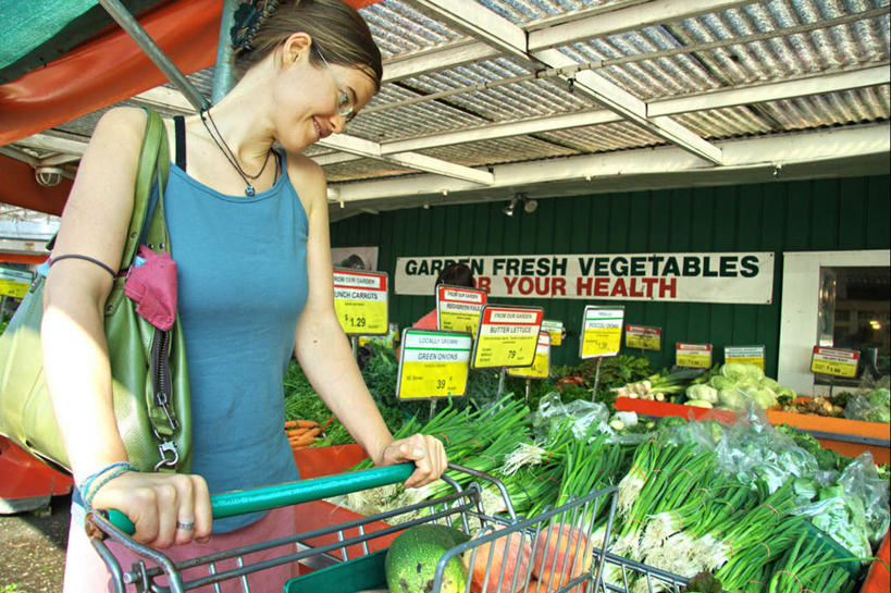 西方人,一个人,推,笑,微笑,露齿笑,横图,室外,白天,侧面,购物,度假,消费,美景,摆设,城市风光,城市,蔬菜,洋葱,袋子,项链,购物车,欧洲,加拿大,欧洲人,仅一个年轻女性,仅一个女性,仅一个人,阴影,服装,新鲜,光线,包装袋,手提袋,影子,景观,茭白,食品,购物袋,扭头,休闲装,娱乐,车,陈设,装饰品,食物,衣服,阳光,饰品,手推车,首饰,转头,享受,休闲,休闲服,景色,放松,金融,服饰,有机食品,绿色食品,便利,北美,北美洲,存放,购买,载具,美洲,陈列,贸易,快捷,北亚美利加洲,亚美利加洲,茭瓜,方便,出隧,高笋,菰菜,菰蒋子,菰手,菰首,菰笋,茭粑,茭耳菜,茭首,茭笋,绿节,寄存,寄放,暂存,年轻女性,女人,女性,白种人,圆葱,洋葱头,球葱,半身,彩图