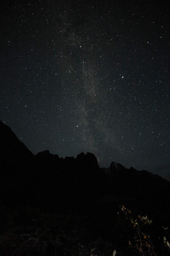 无人,竖图,室外,夜晚,仰视,旅游,度假,石头,美景,山,山脉,加拿大,石子,景观,山峰,云,云朵,山峦,云彩,娱乐,蓝色,白云,蓝天,天空,自然,群山,天,享受,休闲,景色,放松,北美,北美洲,自然风光,美洲,北亚美利加洲,亚美利加洲,育空,育空地区,石块,岩石,彩图,低角度拍摄