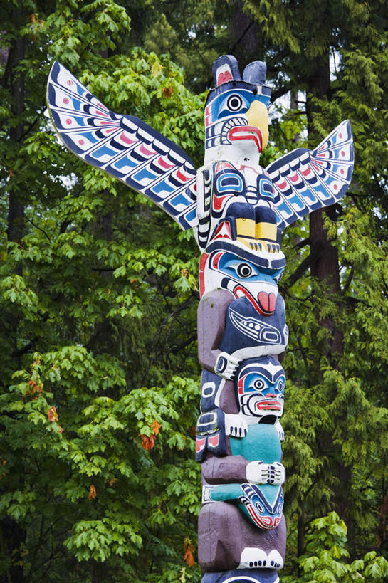 无人,公园,竖图,室外,白天,正面,旅游,度假,植物,标志建筑,地标,建筑,雕塑,加拿大,阴影,艺术,装饰,光线,雕刻,雕像,影子,柱子,娱乐,建设,树,树木,绿色,阳光,自然,工艺品,享受,休闲,旅游胜地,放松,生长,成长,纪念,美术,北美,北美洲,主题,美洲,陈列,功能,美学,北亚美利加洲,亚美利加洲,卑诗省,不列颠哥伦比亚,不列颠哥伦比亚省,史丹利公园,斯坦利公园,史坦利公园,彩图