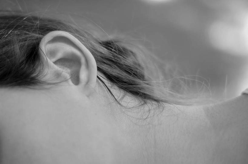 西方人,耳朵,一个人,坐,躺,横图,黑白,室内,特写,白天,正面,欧洲,加拿大,欧洲人,仅一个女性,仅一个人,阴影,朦胧,模糊,光线,影子,阳光,仅一个中年女性,北美,北美洲,美洲,北亚美利加洲,亚美利加洲,魁北克省,卧着,女人,女性,中年女性,白种人,耳,耳部,躺着,卧,坐着,半身