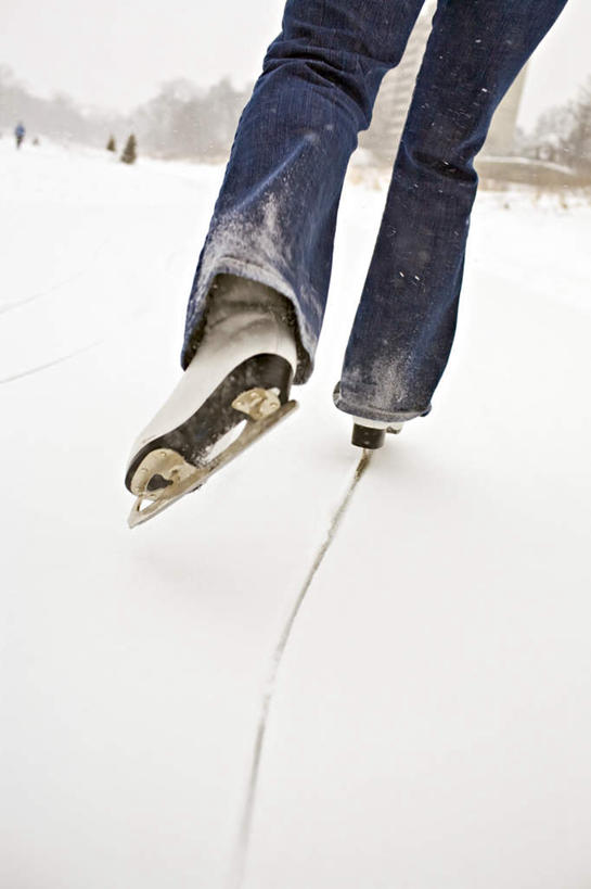 西方人,一个人,竖图,室外,白天,正面,锻炼,运动,花样滑冰,滑冰,雪,植物,大雪,欧洲,加拿大,欧洲人,仅一个年轻女性,仅一个女性,仅一个人,阴影,服装,光线,影子,积雪,雪景,冬季,冬天,休闲装,树,树木,衣服,绿色,阳光,自然,休闲,休闲服,寒冷,服饰,生长,成长,北美,北美洲,美洲,北亚美利加洲,亚美利加洲,严寒,冰上运动,冬季运动,马尼托巴,马尼托巴省,曼尼托巴省,体育,溜冰,年轻女性,女人,女性,白种人,半身,彩图,健身