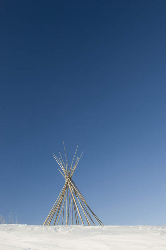 无人,竖图,室外,白天,仰视,旅游,度假,雪,大雪,加拿大,一堆,一排,阴影,堆叠,堆积,整齐,光线,木材,影子,帐篷,积雪,雪景,冬季,冬天,娱乐,木柴,排列,蓝色,蓝天,天空,阳光,天,享受,休闲,放松,寒冷,木料,晴朗,堆,北美,北美洲,队列,美洲,露营,野营,万里无云,宿营,北亚美利加洲,亚美利加洲,严寒,萨省,萨斯喀彻温省,萨斯卡通,晴空,晴空万里,彩图,低角度拍摄