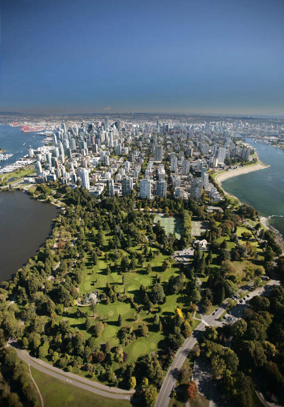 无人,公园,竖图,俯视,航拍,室外,白天,旅游,度假,草地,草坪,海浪,海洋,美景,植物,加拿大,阴影,光线,影子,地平线,景观,浪花,辽阔,地面,娱乐,草,树,树木,蓝色,绿色,蓝天,天空,阳光,自然,海水,天,享受,休闲,广阔,景色,放松,生长,晴朗,成长,一望无际,北美,北美洲,鸟瞰,自然风光,延伸,美洲,海景,万里无云,天地相交,北亚美利加洲,亚美利加洲,卑诗省,不列颠哥伦比亚,不列颠哥伦比亚省,史丹利公园,斯坦利公园,无边无际,一马平川,史坦利公园,大海,风浪,海,海水的波动,近岸浪,涌浪,晴空,晴空万里,彩图,高角度拍摄