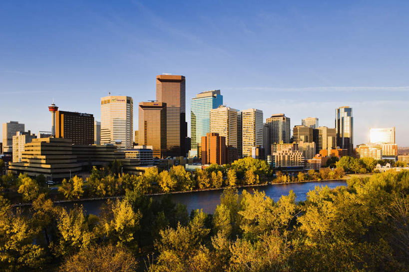 无人,高楼大厦,横图,俯视,室外,白天,度假,湖,湖泊,美景,日落,水,植物,城市风光,城市,大厦,建筑,摩天大楼,加拿大,阴影,光线,影子,湖面,景观,水流,水面,晚霞,霞光,落日,娱乐,树,树木,绿色,阳光,自然,黄昏,湖水,享受,休闲,景色,彩霞,放松,生长,成长,北美,北美洲,美洲,阿尔伯塔省,阿尔伯塔,北亚美利加洲,亚美利加洲,艾伯塔,艾伯塔省,卡尔加里,夕照,夕阳,彩图,高角度拍摄,大楼,高层建筑,高楼,摩天楼,卡城,斜阳