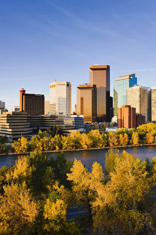 无人,高楼大厦,竖图,俯视,室外,白天,度假,湖,湖泊,美景,日落,水,植物,城市风光,城市,大厦,建筑,摩天大楼,加拿大,阴影,光线,影子,湖面,景观,水流,水面,晚霞,霞光,落日,娱乐,树,树木,绿色,阳光,自然,黄昏,湖水,享受,休闲,景色,彩霞,放松,生长,成长,北美,北美洲,美洲,阿尔伯塔省,阿尔伯塔,北亚美利加洲,亚美利加洲,艾伯塔,艾伯塔省,卡尔加里,夕照,夕阳,彩图,高角度拍摄,大楼,高层建筑,高楼,摩天楼,卡城,斜阳