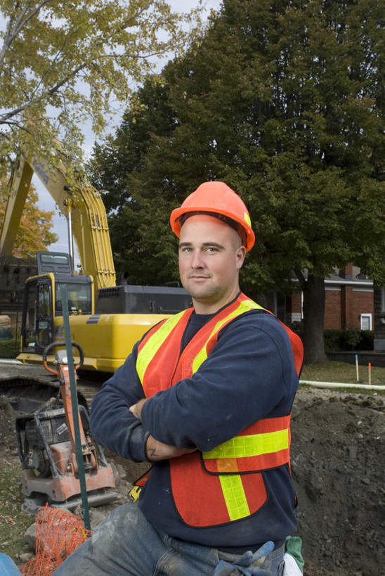 西方人,胡须,一个人,站,双手交叉,竖图,室外,白天,侧面,工作服,制服,机器,植物,帽子,欧洲,欧洲人,仅一个男性,仅一个人,仅一个中年男性,一辆,阴影,光线,头盔,影子,泥土,土壤,注视,树,树木,绿色,阳光,自然,安全帽,观察,看,站着,机械,生长,成长,观看,察看,双手抱胸,关注,堆土机,工作制服,男人,男性,中年男性,白种人,胡子,络腮胡,站立,半身,彩图,工作套服