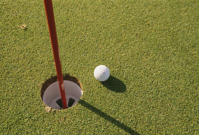 无人,横图,俯视,室外,白天,阴影,光线,高尔夫,高尔夫球,球洞,影子,球场,高尔夫球场,一个,白色,阳光,单个,高尔夫球杆,绿茵场,高尔夫运动,高尔夫球具,彩图,高角度拍摄