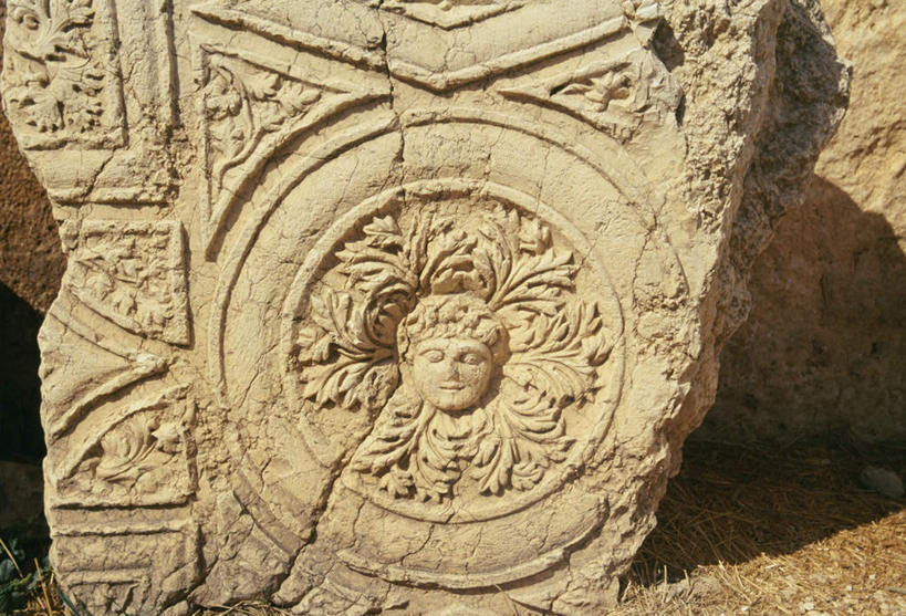 无人,横图,俯视,室外,特写,白天,雕塑,黎巴嫩,亚洲,阴影,破碎,艺术,装饰,粗糙,光线,雕刻,雕像,影子,阳光,工艺品,纪念,美术,破裂,主题,西亚,陈列,摧毁,功能,美学,黎巴嫩共和国,彩图,高角度拍摄