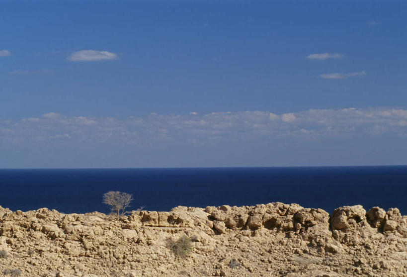 无人,横图,室外,白天,正面,旅游,度假,安全,山,植物,道路,路,汽车,阿曼,亚洲,阴影,枯萎,平静,光线,影子,山峰,水平线,云,云朵,小路,辽阔,枯草,交通,海平线,山峦,云彩,娱乐,车,草,黄色,蓝色,白云,风景,蓝天,天空,阳光,交通工具,轿车,天,享受,休闲,广阔,景色,放松,晴朗,风光,宁静,一望无际,景物,载具,西亚,和平,安详,风物,光景,景致,太平,安适,阿曼苏丹国,无边无际,一马平川,安好,宁靖,晴空,彩图,水天相接,水天一线