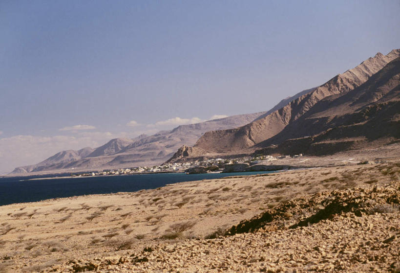 无人,横图,室外,白天,正面,旅游,度假,安全,山,植物,道路,路,汽车,阿曼,亚洲,阴影,枯萎,平静,光线,影子,山峰,云,云朵,小路,枯草,交通,山峦,云彩,娱乐,车,草,黄色,蓝色,白云,风景,蓝天,天空,阳光,交通工具,轿车,天,享受,休闲,景色,放松,晴朗,风光,宁静,景物,载具,西亚,和平,安详,风物,光景,景致,太平,安适,阿曼苏丹国,安好,宁靖,晴空,彩图