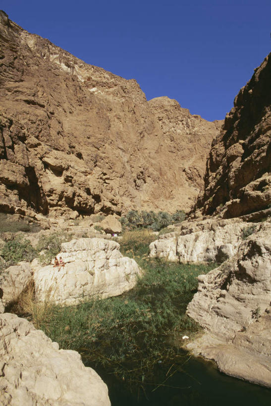 站,竖图,室外,白天,侧面,旅游,度假,安全,河流,石头,山,山脉,水,阿曼,亚洲,阴影,平静,光线,石子,影子,光,河水,山峰,水流,山峦,许多人,注视,娱乐,蓝色,风景,蓝天,天空,小溪,阳光,群山,天,溪水,观察,看,站着,一群人,享受,休闲,景色,放松,晴朗,观看,风光,宁静,察看,景物,关注,西亚,和平,安详,万里无云,风物,光景,景致,太平,安适,阿曼苏丹国,安好,宁靖,男人,男性,年轻男性,年轻女性,女人,女性,阿拉伯人,白种人,亚洲人,石块,晴空,晴空万里,站立,彩图,全身