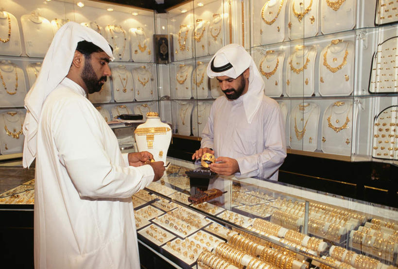 背部,两个人,商店,站,横图,室内,白天,正面,购物,消费,摆设,超市,项链,亚洲,阴影,光线,头巾,影子,灯光,注视,商贩,顾客,陈设,装饰品,饰品,首饰,柜台,观察,看,站着,金融,百货,手镯,观看,察看,关注,陈列,选购,贸易,百货公司,血拼,展示柜,主顾,男人,男性,年轻男性,阿拉伯人,白种人,亚洲人,商人,站立,半身,彩图,购物商场,购物中心,商业中心