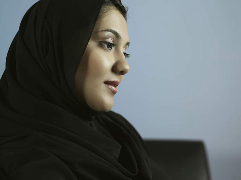 一个人,坐,笑,微笑,露齿笑,横图,室内,白天,侧面,民族服装,沙发,亚洲,仅一个年轻女性,仅一个女性,仅一个人,阴影,光线,影子,注视,黑色,阳光,观察,看,观看,察看,起居室,关注,布艺沙发,年轻女性,女人,女性,阿拉伯人,白种人,亚洲人,坐着,半身,彩图,传统服装,民俗服