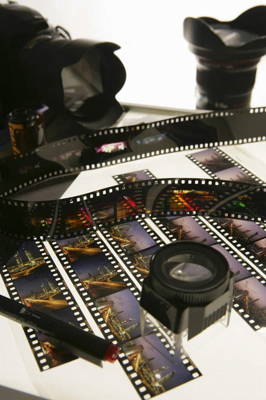 无人,竖图,俯视,照片,室内,特写,白天,白色背景,静物,相机,黑色,摄影,影棚,底片,胶片,相片,照相机,彩图,高角度拍摄,影棚拍摄,拍摄,照相,胶卷