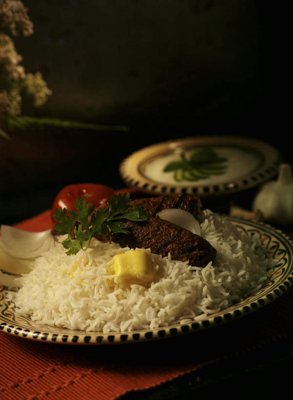 米饭,无人,竖图,俯视,室内,特写,白天,餐桌,桌子,餐具,叶子,装饰,碟子,盘,肉,绿叶,饭,肉类,盘子,碟,嫩叶,餐台,华丽,修饰,点缀,五谷,肉食,衬托,美观,雅致,雅观,叶,叶片,彩图,高角度拍摄