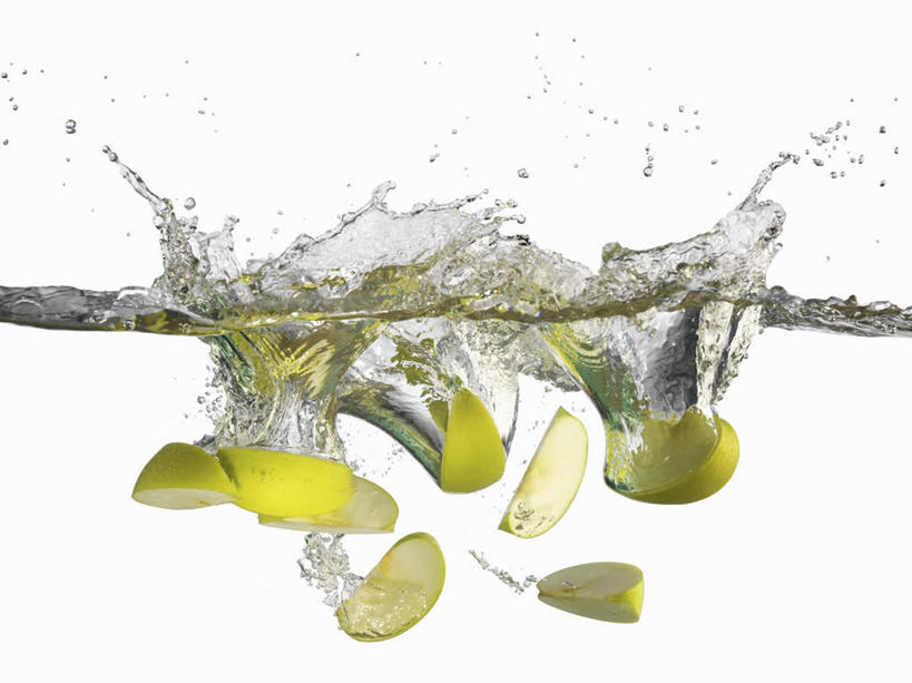 无人,横图,室内,特写,白天,白色背景,正面,水下,水,苹果,水果,切开,飞溅,朦胧,模糊,新鲜,溅,液体,水滴,水底,生食,食品,果实,淹没,水珠,食物,切,摄影,有机食品,绿色食品,影棚,喷洒,埋没,剖面,切面,沉没,彩图,影棚拍摄,拍摄