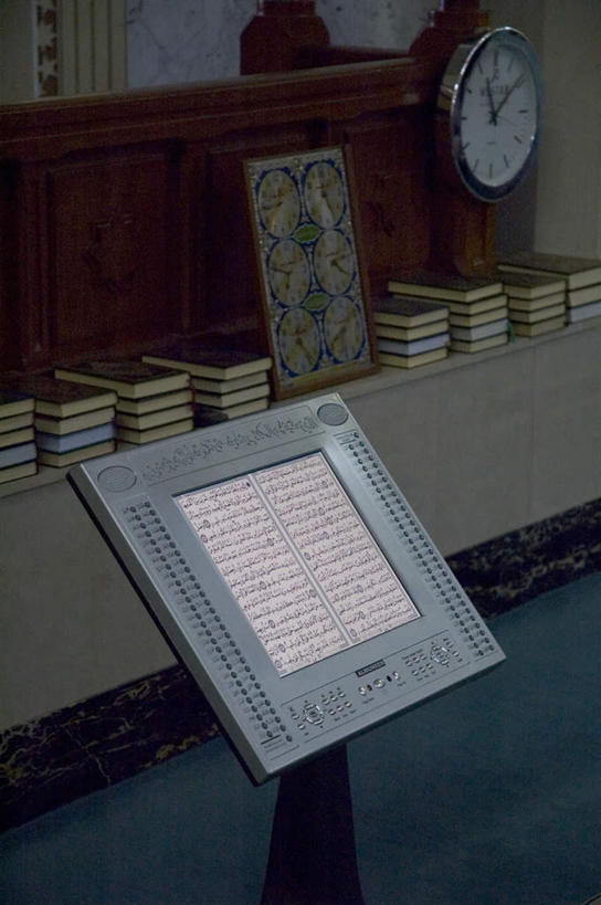 无人,寺庙,竖图,室内,白天,正面,旅游,度假,标志建筑,地标,建筑,书籍,阿联酋,亚洲,一排,许多,节日,整齐,时间,时钟,很多,燃烧,计时,文化,娱乐,建设,排列,香火,挂钟,钟表,庙宇,祈祷,享受,休闲,健康,表,旅游胜地,放松,许愿,宗教,信仰,纪念,堆,祈求,队列,西亚,经书,阿拉伯联合酋长国,迪拜,可兰经,杜拜,经籍,平安,书,图书,钟,彩图,庙,寺