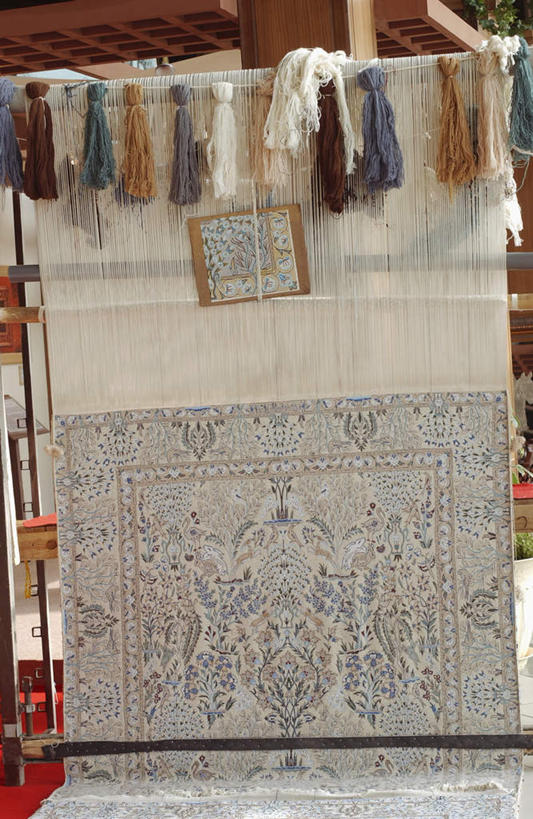 无人,竖图,室内,白天,正面,满意,纺织品,吊挂,悬挂,阴影,织布,柔软,装饰,光线,毛毯,毯子,影子,挂,纺织,垫子,毛线,舒服,温暖,温馨,华丽,柔滑,修饰,点缀,纺纱,舒适,惬意,衬托,美观,雅致,雅观,娇嫩,柔嫩,优柔,惬心,舒畅,恬逸,彩图