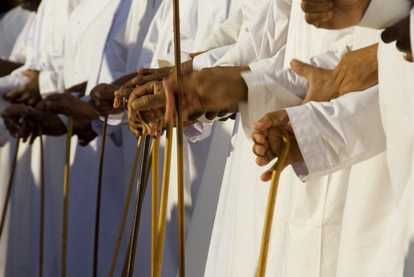 手,横图,俯视,室外,白天,民族服装,亚洲,握,阴影,光线,影子,许多人,拿,拿着,文化,传统,白色,阳光,绳子,一群人,手部,握着,绳索,文明,阿拉伯人,白种人,亚洲人,半身,彩图,高角度拍摄,传统服装,民俗服