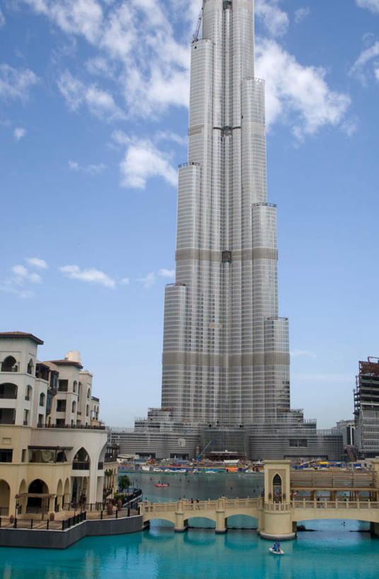 无人,竖图,室外,白天,仰视,旅游,度假,河流,水,标志建筑,地标,建筑,阿联酋,亚洲,阴影,波纹,清澈,光线,影子,河水,水流,云,云朵,建筑群,云彩,娱乐,建设,蓝色,白云,倒影,蓝天,水纹,天空,阳光,波浪,天,享受,休闲,放松,晴朗,倒映,西亚,阿拉伯联合酋长国,迪拜,迪拜塔,哈利法塔,比斯迪拜塔,反照,杜拜,明澈,清彻,清亮,迪拜大厦,晴空,彩图,低角度拍摄