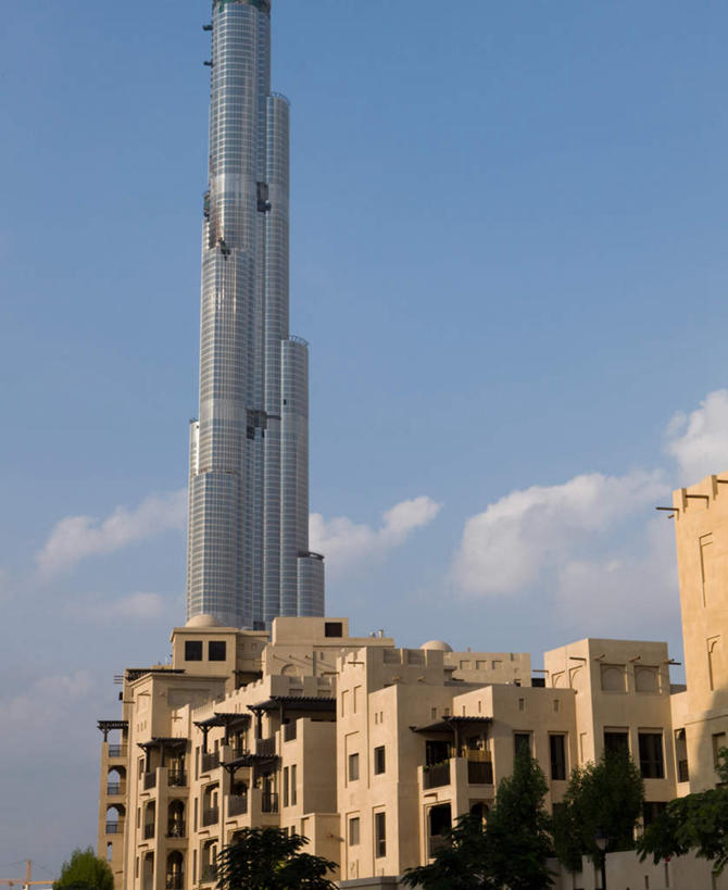 无人,竖图,室外,白天,仰视,旅游,度假,植物,标志建筑,道路,地标,建筑,路,阿联酋,亚洲,阴影,光线,影子,云,云朵,建筑群,小路,交通,云彩,娱乐,建设,树,树木,蓝色,绿色,白云,蓝天,天空,阳光,自然,天,享受,休闲,放松,生长,晴朗,成长,西亚,阿拉伯联合酋长国,迪拜,迪拜塔,哈利法塔,比斯迪拜塔,杜拜,迪拜大厦,晴空,彩图,低角度拍摄