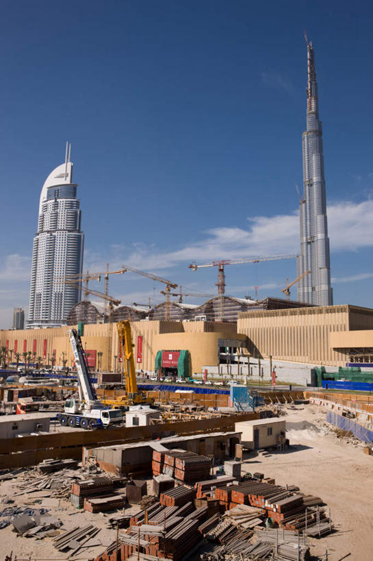 无人,竖图,室外,白天,正面,旅游,度假,技术,道路,建筑,卡车,路,阿联酋,亚洲,许多,阴影,光线,影子,云,云朵,小路,集装箱,交通,很多,云彩,娱乐,设备,施工,蓝色,白云,蓝天,天空,阳光,建筑工地,天,享受,休闲,机械,起重机,放松,集装箱车,晴朗,货车,工程,西亚,货运车,阿拉伯联合酋长国,迪拜,迪拜塔,哈利法塔,比斯迪拜塔,地盘,建筑地盘,施工地盘,杜拜,迪拜大厦,晴空,载重汽车,彩图,工地