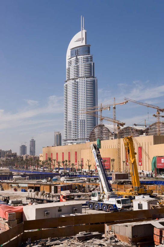 无人,竖图,室外,白天,正面,旅游,度假,技术,道路,建筑,卡车,路,阿联酋,亚洲,许多,阴影,光线,影子,云,云朵,小路,集装箱,交通,很多,云彩,娱乐,设备,施工,蓝色,白云,蓝天,天空,阳光,建筑工地,天,享受,休闲,机械,起重机,放松,集装箱车,晴朗,货车,工程,西亚,货运车,阿拉伯联合酋长国,迪拜,迪拜塔,哈利法塔,比斯迪拜塔,地盘,建筑地盘,施工地盘,杜拜,迪拜大厦,晴空,载重汽车,彩图,工地