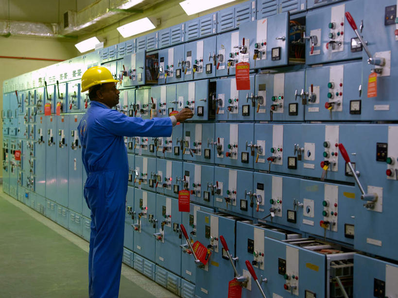 一个人,工厂,站,横图,室内,白天,正面,工作服,制服,机器,帽子,亚洲,仅一个男性,仅一个人,一排,检查,整齐,标志,数字,头盔,文字,字符,指针,注视,设备,标识,排列,仅一个年轻男性,安全帽,观察,看,站着,机械,阿拉伯数字,观看,控制,察看,队列,关注,摇杆,装备,仪表盘,节制,搜检,工作制服,管制,掌握,查察,查抄,检察,审查,设置,男人,男性,年轻男性,阿拉伯人,白种人,亚洲人,站立,半身,彩图,工作套服,工地,制造厂