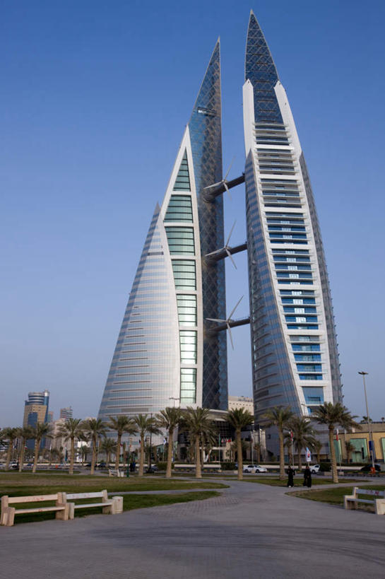 无人,高楼大厦,竖图,室外,白天,仰视,旅游,度假,办公楼,草地,草坪,植物,标志建筑,大厦,道路,地标,建筑,路,摩天大楼,写字楼,棕榈树,叶子,巴林,亚洲,一排,阴影,整齐,光线,影子,建筑群,小路,绿叶,交通,首都,娱乐,建设,草,树,树木,排列,蓝色,绿色,蓝天,天空,阳光,自然,楼宇,天,享受,休闲,嫩叶,商务楼,放松,生长,晴朗,成长,队列,西亚,棕榈叶,万里无云,巴林国,麦纳玛,麦纳麦,麦纳麦市,巴林世界贸易中心,巴林世贸中心,叶,叶片,晴空,晴空万里,彩图,低角度拍摄,大楼,高层建筑,高楼,摩天楼