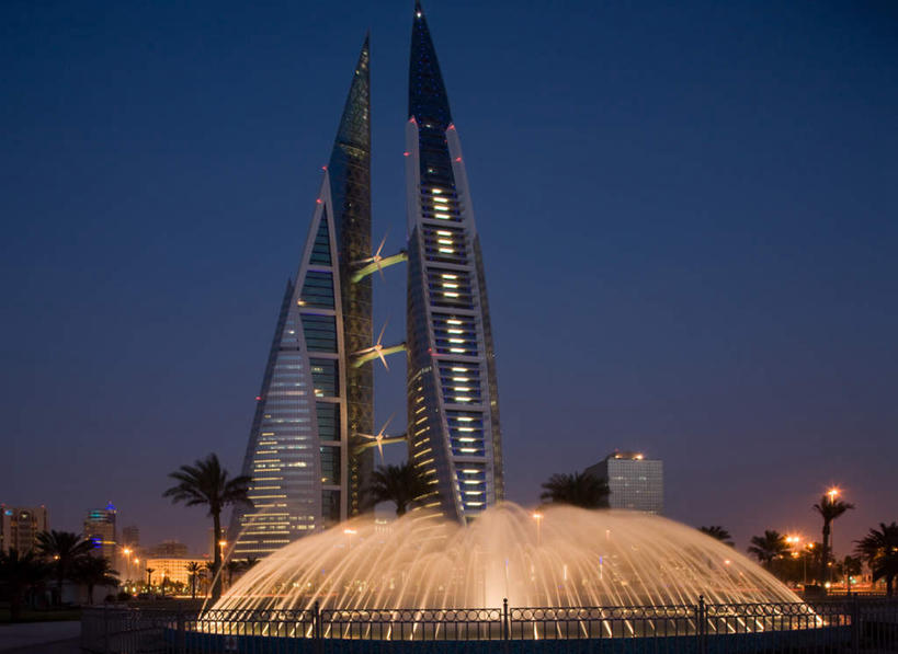 无人,高楼大厦,横图,室外,夜晚,仰视,旅游,度假,办公楼,草地,草坪,日落,植物,标志建筑,大厦,道路,地标,建筑,路,摩天大楼,喷泉,写字楼,棕榈树,叶子,巴林,亚洲,一排,阴影,整齐,光线,影子,景观,晚霞,霞光,落日,建筑群,小路,灯光,绿叶,交通,首都,文化,娱乐,建设,草,树,树木,排列,蓝色,绿色,蓝天,天空,自然,黄昏,楼宇,天,品味,享受,休闲,嫩叶,商务楼,彩霞,放松,生长,晴朗,成长,队列,西亚,水景,棕榈叶,万里无云,美观,夕照,巴林国,麦纳玛,麦纳麦,麦纳麦市,巴林世界贸易中心,巴林世贸中心,设计,叶,叶片,晴空,晴空万里,夕阳,彩图,低角度拍摄,大楼,高层建筑,高楼,摩天楼,斜阳