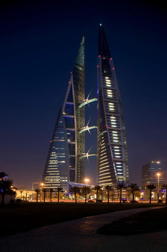 无人,高楼大厦,竖图,室外,夜晚,仰视,旅游,度假,办公楼,草地,草坪,日落,植物,标志建筑,大厦,道路,地标,建筑,路,摩天大楼,写字楼,棕榈树,叶子,巴林,亚洲,一排,阴影,整齐,光线,影子,晚霞,霞光,落日,建筑群,小路,灯光,绿叶,交通,首都,娱乐,建设,草,树,树木,排列,蓝色,绿色,蓝天,天空,自然,黄昏,楼宇,天,享受,休闲,嫩叶,商务楼,彩霞,放松,生长,晴朗,成长,队列,西亚,棕榈叶,万里无云,夕照,巴林国,麦纳玛,麦纳麦,麦纳麦市,巴林世界贸易中心,巴林世贸中心,叶,叶片,晴空,晴空万里,夕阳,彩图,低角度拍摄,大楼,高层建筑,高楼,摩天楼,斜阳