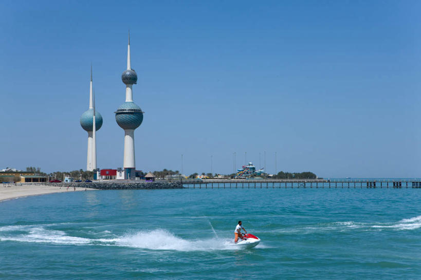 西方人,一个人,码头,站,横图,室外,白天,侧面,海浪,海洋,美景,沙滩,港口,船,欧洲,科威特,欧洲人,亚洲,仅一个男性,仅一个人,波纹,平静,木板,沙子,海岸,景观,浪花,水平线,桥,辽阔,游艇,木桥,海平线,沙地,首都,栈桥,仅一个年轻男性,蓝色,蓝天,水纹,天空,自然,海水,交通工具,波浪,天,站着,广阔,景色,安静,晴朗,人行桥,木板桥,宁静,一望无际,静谧,自然风光,载具,西亚,海景,万里无云,沉静,恬静,安祥,僻静,清静,太平,无边无际,一马平川,科威特国,科威特城,科威特水塔,男人,男性,年轻男性,白种人,大海,风浪,海,海水的波动,海滩,近岸浪,涌浪,晴空,晴空万里,站立,半身,彩图,摆渡口,埠头,渡口,渡头,港湾,海港,货运码头,口岸,商港,水天相接,水天一线