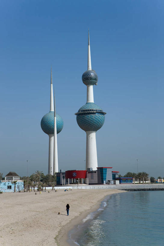 一个人,走,竖图,室外,白天,仰视,海浪,海洋,美景,沙滩,植物,宠物,狗,科威特,亚洲,仅一个年轻女性,仅一个女性,仅一个人,牵,阴影,波纹,平静,光线,沙子,影子,海岸,景观,浪花,沙地,首都,树,树木,一只,蓝色,绿色,蓝天,水纹,天空,阳光,自然,海水,动物,波浪,天,景色,安静,可爱,生长,晴朗,成长,牵着,宁静,静谧,自然风光,西亚,海景,忠诚,万里无云,沉静,恬静,安祥,僻静,清静,太平,科威特国,科威特城,科威特水塔,年轻女性,女人,女性,阿拉伯人,白种人,亚洲人,大海,风浪,海,海水的波动,海滩,近岸浪,涌浪,晴空,晴空万里,犬,步行,散步,走路,彩图,低角度拍摄,全身