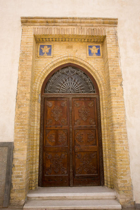 无人,竖图,室外,白天,仰视,楼梯,门,阴影,装饰,光线,木制,材料,影子,阶梯,墙,墙壁,墙面,台阶,阳光,木制品,门框,华丽,修饰,点缀,风格,衬托,美观,雅致,雅观,气势,格调,派头,气概,作风,质料,彩图,低角度拍摄