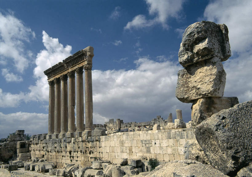 无人,横图,室外,白天,仰视,旅游,度假,石头,名胜古迹,标志建筑,地标,建筑,黎巴嫩,亚洲,一堆,阴影,堆叠,堆积,遗迹,光线,石子,影子,柱子,云,云朵,云彩,古迹,历史,文物,娱乐,建设,古建筑,特色,废墟,古代,蓝色,白云,蓝天,天空,阳光,天,享受,休闲,旅游胜地,放松,晴朗,堆,风格,荒废,西亚,古文明,古远,气势,荒疏,旷废,旷费,疏弃,芜秽,黎巴嫩共和国,格调,派头,气概,作风,特点,特性,特征,荒芜,石块,岩石,晴空,彩图,低角度拍摄