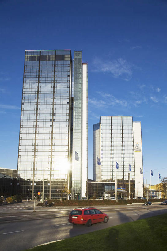 无人,高楼大厦,竖图,室外,白天,仰视,度假,美景,城市风光,城市,大厦,道路,建筑,路,摩天大楼,公路,汽车,瑞典,欧洲,景观,云,云朵,交通,云彩,娱乐,车,蓝色,白云,蓝天,天空,交通工具,轿车,天,享受,休闲,景色,放松,晴朗,斯堪的纳维亚,载具,北欧,斯堪的纳维亚半岛,首府,哥德堡,瑞典王国,西约塔兰省,晴空,马路,彩图,低角度拍摄,大楼,高层建筑,高楼,摩天楼