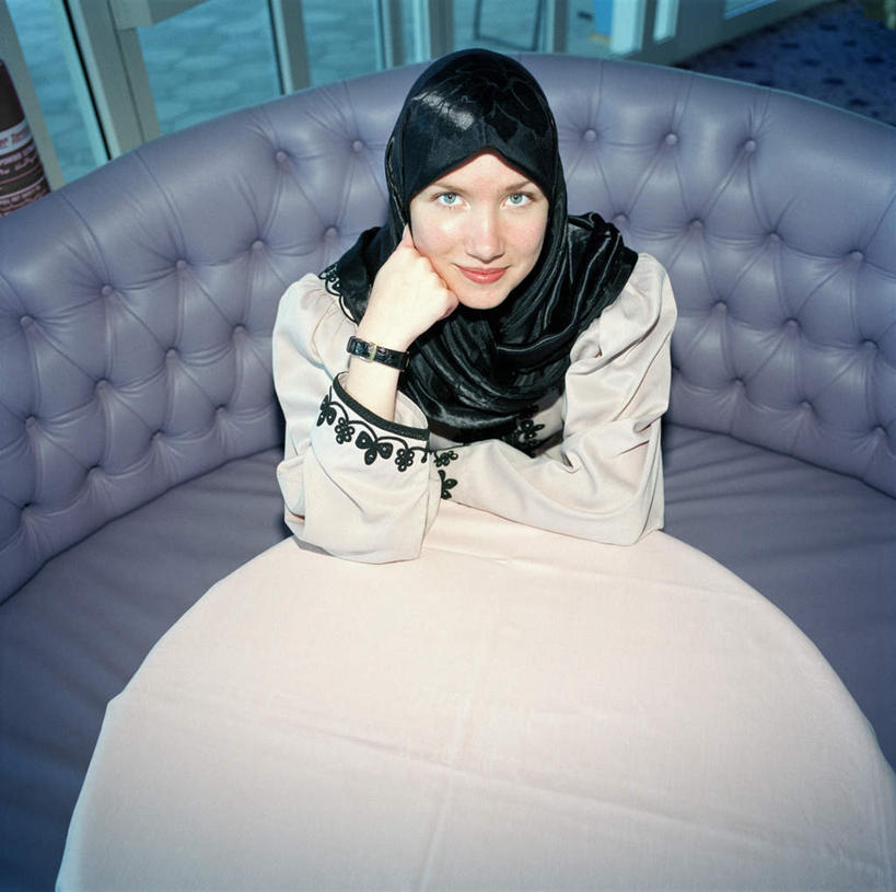 一个人,坐,横图,俯视,室内,白天,亚洲,仅一个年轻女性,仅一个女性,仅一个人,撑,阴影,服装,光线,影子,灯光,托腮,注视,休闲装,衣服,看,托,休闲,休闲服,服饰,关注,托下巴,年轻女性,女人,女性,阿拉伯人,白种人,亚洲人,抬头,仰头,坐着,半身,彩图,高角度拍摄