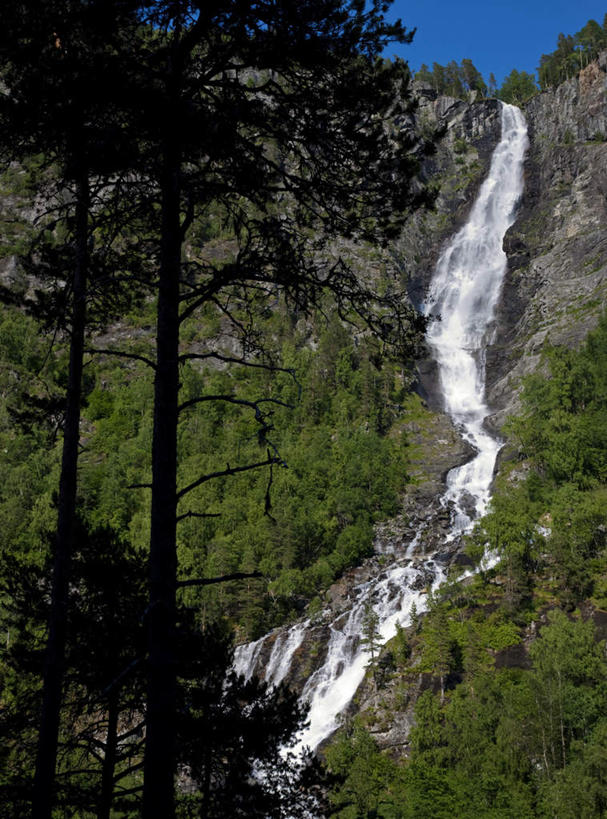 无人,竖图,室外,白天,正面,旅游,度假,美景,瀑布,森林,山,树林,水,植物,挪威,欧洲,飞溅,溅,液体,景观,山峰,水滴,山峦,娱乐,水珠,树,树木,蓝色,绿色,蓝天,天空,自然,天,享受,休闲,景色,放松,生长,晴朗,成长,斯堪的纳维亚,喷洒,自然风光,北欧,斯堪的纳维亚半岛,万里无云,挪威王国,松恩.菲尤拉讷,松恩.菲尤拉讷郡,跌水,晴空,晴空万里,彩图