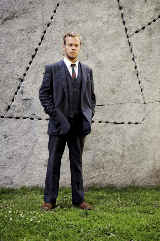 西方人,一个人,站,竖图,室内,白天,正面,草地,草坪,植物,欧洲,欧洲人,仅一个男性,仅一个人,阴影,光线,影子,墙,墙壁,墙面,草,仅一个年轻男性,绿色,阳光,站着,双手抄兜,双手放兜,男人,男性,年轻男性,白种人,插兜,两手抄兜,两手放兜,手插兜,手放口袋,站立,彩图,全身,手抄兜