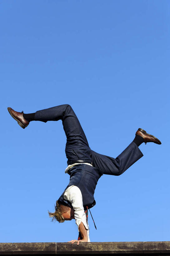 西方人,一个人,竖图,室外,白天,侧面,衬衫,欧洲,欧洲人,仅一个男性,仅一个人,撑,倒立,墙,墙壁,墙面,仅一个年轻男性,蓝色,蓝天,天空,天,晴朗,张开双腿,撑着,万里无云,展开双腿,男人,男性,年轻男性,白种人,晴空,晴空万里,彩图,全身,衬衣,伸展双腿