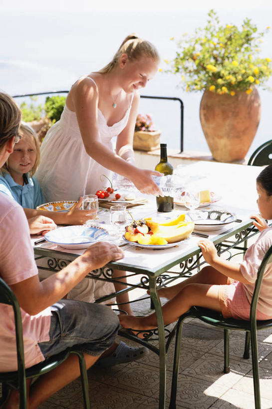 西方人,四个人,站,坐,竖图,室外,白天,侧面,烹饪,西餐,植物,餐桌,桌子,杯子,餐具,椅子,欧洲,欧洲人,弯腰,握,阴影,光线,布料,叉子,瓷器,刀叉,刀子,碟子,高脚杯,盆栽,影子,勺子,料理,食品,盆景,拿,布纹,拿着,菜肴,美食,玻璃制品,酒瓶,桌布,食物,绿色,阳光,自然,盘子,玻璃瓶,餐巾,酒杯,水杯,调羹,台布,站着,西式,握着,佳肴,生长,成长,铁勺,弯身,男人,男性,年轻男性,年轻女性,女人,女性,白种人,玻璃杯,站立,坐着,半身,彩图