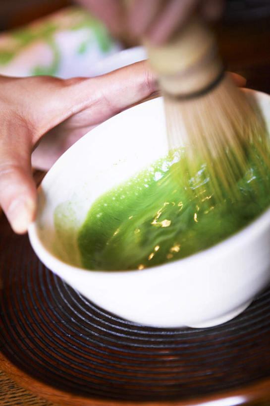 西方人,手,一个人,竖图,俯视,室内,白天,蔬菜,欧洲,欧洲人,仅一个男性,仅一个人,握,制作,新鲜,陶瓷,食品,陶瓷制品,拿,拿着,食物,仅一个年轻男性,容器,搅拌器,碗,手部,握着,有机食品,绿色食品,储藏,储存,男人,男性,年轻男性,白种人,半身,彩图,高角度拍摄,贮存