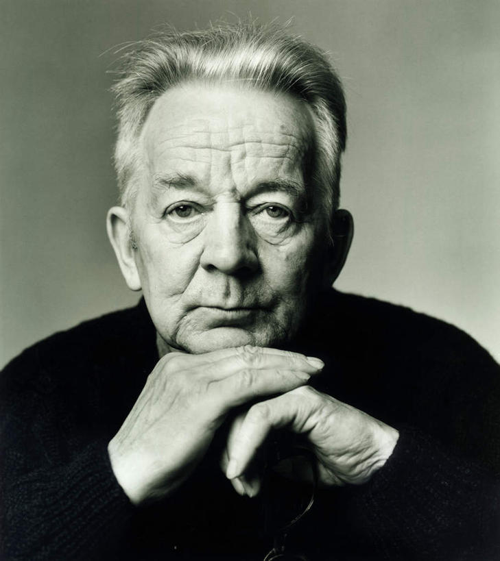 西方人,头发,一个人,坐,竖图,黑白,室内,特写,白天,白色背景,正面,欧洲,欧洲人,仅一个男性,仅一个人,撑,阴影,服装,光线,影子,灯光,注视,休闲装,衣服,白色,观察,看,仅一个老年男性,休闲,休闲服,摄影,服饰,影棚,观看,察看,毛发,撑着,关注,鹤发,老年男性,男人,男性,白种人,坐着,半身,影棚拍摄,拍摄