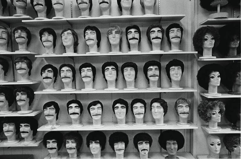 无人,横图,黑白,室内,白天,正面,柜子,一排,阴影,整齐,光线,假发,人造模特,影子,排列,阳光,橱柜,道具,队列,销售,贩卖,服装模特,模特道具,时装道具,展示道具,服装模特道具,陈列道具