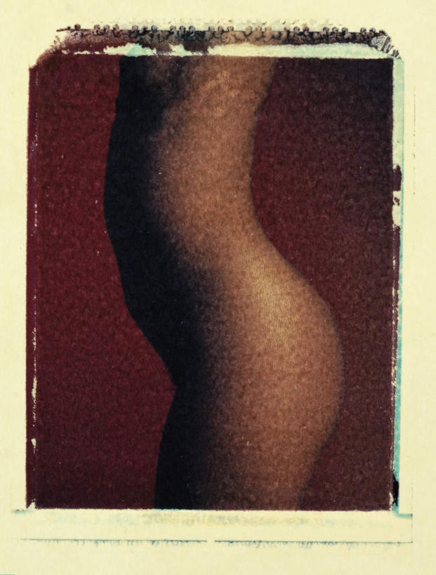 西方人,一个人,站,抱,竖图,室内,特写,白天,白色背景,侧面,欧洲,欧洲人,仅一个年轻女性,仅一个女性,仅一个人,阴影,光线,影子,灯光,扭头,注视,裸露,观察,看,站着,转头,创意,摄影,影棚,抱着,观看,察看,搂着,昏暗,阴暗,关注,幽暗,裸,特效,创新,暗淡,惨淡,灰暗,晦暗,年轻女性,女人,女性,白种人,怀抱,搂,搂抱,相抱,拥抱,站立,半身,彩图,影棚拍摄,拍摄