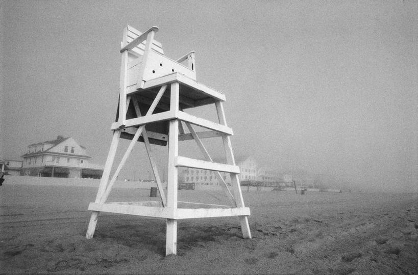 无人,家,横图,黑白,室外,白天,仰视,旅游,度假,美景,沙滩,雾,窗户,落地窗,门,椅子,阴影,朦胧,模糊,光线,沙子,影子,支架,房屋,木椅,屋子,海岸,景观,乌云,云,阴天,云朵,沙地,高脚椅,云彩,娱乐,楼房,玻璃窗,住宅,天空,阳光,自然,门框,天,享受,休闲,景色,放松,迷雾,昏暗,阴沉,自然风光,海滩,大雾,低角度拍摄,房子