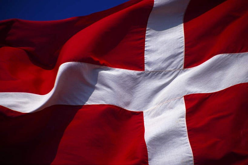 无人,横图,室外,特写,白天,仰视,旅游,度假,旗帜,国旗,丹麦,欧洲,阴影,光线,影子,娱乐,红色,蓝色,白色,蓝天,天空,阳光,天,享受,休闲,放松,晴朗,北欧,万里无云,丹麦王国,旗,晴空,晴空万里,彩图,低角度拍摄