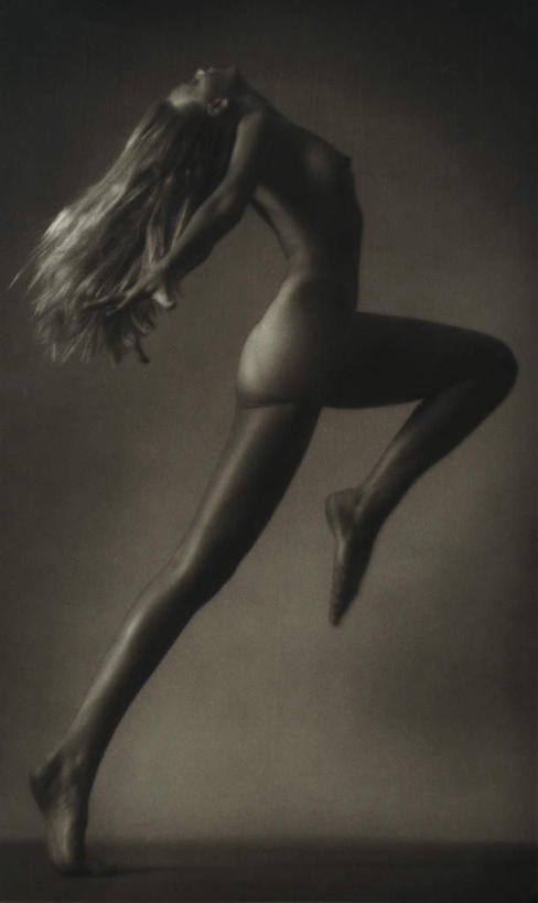 西方人,裸体,一个人,跳,伸展双臂,竖图,室内,白天,侧面,欧洲,欧洲人,仅一个年轻女性,仅一个女性,仅一个人,阴影,光线,影子,灯光,注视,看,摄影,影棚,关注,赤身,年轻女性,女人,女性,白种人,敞开双臂,伸开双臂,抬头,跳跃,仰头,展开双肩,张开手臂,张开双臂,彩图,全身,影棚拍摄,拍摄
