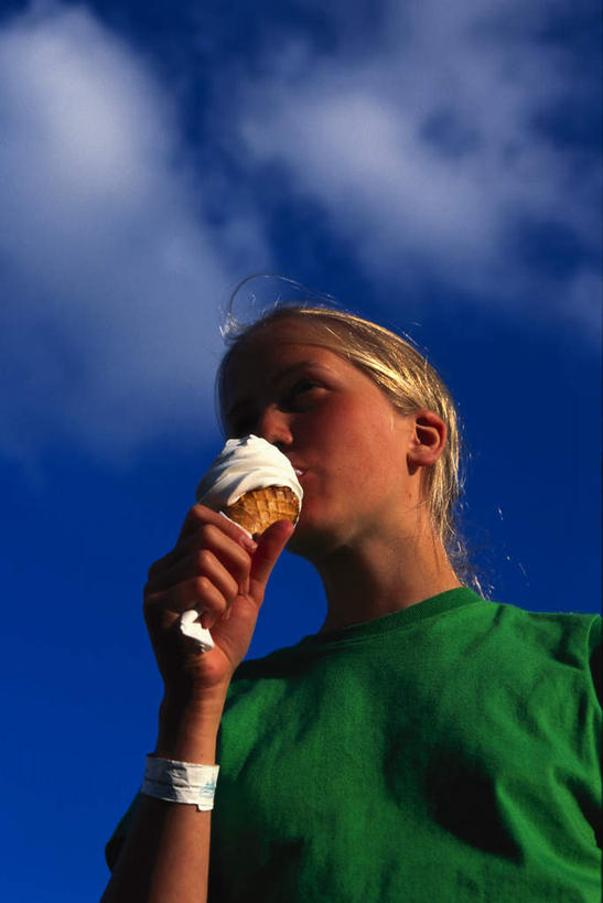 西方人,一个人,吃,竖图,室外,特写,白天,仰视,旅游,度假,美景,欧洲,欧洲人,仅一个年轻女性,仅一个女性,仅一个人,握,阴影,服装,时间,光线,时钟,手表,影子,景观,云,云朵,冰激凌,清凉,拿,计时,云彩,拿着,注视,休闲装,娱乐,衣服,蓝色,白云,蓝天,天空,阳光,自然,钟表,冷饮,天,观察,看,享受,休闲,舒服,休闲服,表,冰淇淋,景色,放松,握着,服饰,甜筒,晴朗,观看,腕表,解暑,察看,关注,解渴,自然风光,雪糕,舒爽,冰糕,消暑,年轻女性,女人,女性,白种人,钟,晴空,嚼,食,半身,彩图,低角度拍摄