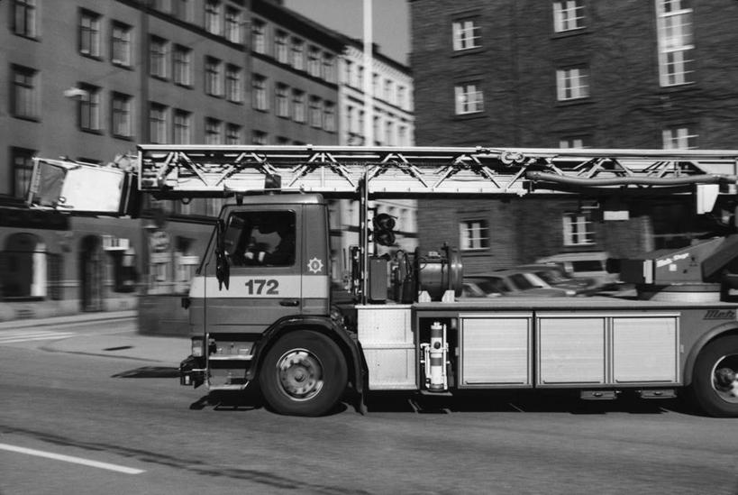 无人,家,消防站,横图,黑白,室外,白天,正面,度假,安全,美景,城市风光,城市,道路,路,公路,救火车,阴影,光线,白线,影子,房屋,屋子,景观,交通,娱乐,楼房,住宅,蓝色,蓝天,天空,阳光,天,驾驶,行驶,享受,休闲,景色,放松,消防,操纵,控制,灭火,操控,把持,马路,消防车,房子,消防局